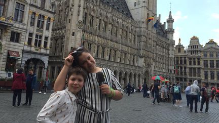 Nicolas et Apolline sur la Grand'Place de Bruxelles. (INGRID POHU / RADIO FRANCE)