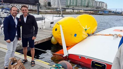 Le skipper français Laurent Camprubi (à droite) prend la pose après son incroyable sauvetage, le 4 août 2022 à La Corogne (Espagne). (SALVAMENTO MARITIMO / AFP)