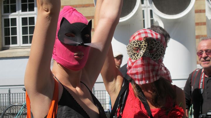 Une cagoule sur la t&ecirc;te, comme&nbsp;les Pussy Riot lors de leur "pri&egrave;re punk" de f&eacute;vrier, ces femmes sont venues manifester &agrave; Paris, vendredi 17 ao&ucirc;t, contre le proc&egrave;s du groupe de punk russe.&nbsp; (FLORIANE LOUISON / FTVI)