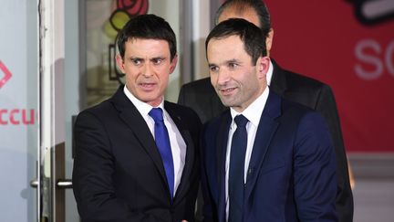 Manuel Valls et Benoit Hamon lors du second tour de la primaire de la gauche à Paris, le 29 janvier 2017. (ERIC FEFERBERG / AFP)