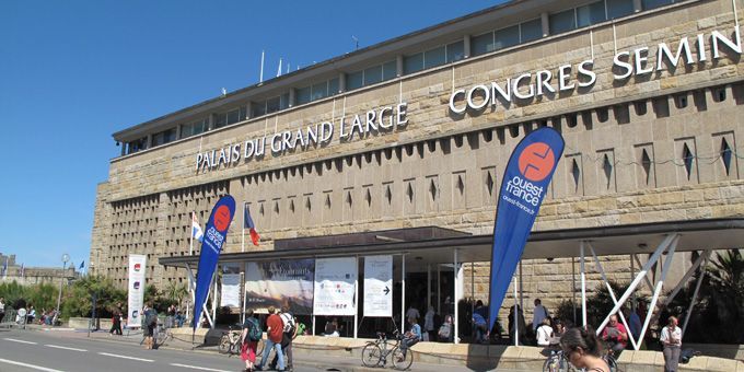 Le Palais du Grand Large face à la mer et à la tente des éditeurs
 (S.Jouve)