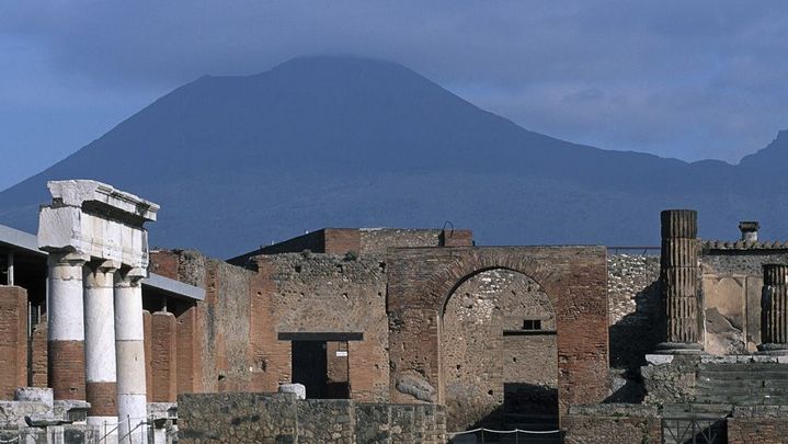 Ruines de Pompé, avec, derrière, le Vésuve, celui par lequel le drame est arrivé...
 (AFP - Photononstop - Wojtek Buss)