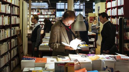 Un client cherche son bonheur parmi les ouvrages de la rentrée littéraire 2017 à la librairie L'écume des pages à Paris.&nbsp; (DENIS MEYER / HANS LUCAS)