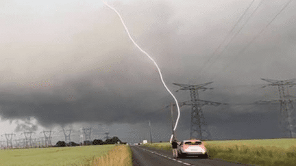 Le ciel s’est brutalement assombri sur une grande partie de la France en fin d’après-midi, dimanche 18 juin. Plusieurs épisodes orageux intenses ont lieu en Seine-Maritime, dans la Sarthe ou en région parisienne. (France 2)