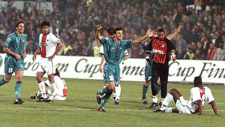 Luis Enrique face au Paris Saint-Germain, le 14 mai 1997, lors de la finale de la Coupe des coupes. (PASCAL PAVANI / AFP)