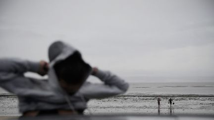 des centaines de chômeurs, universitaires, ingénieurs, employés, tous victimes des coupes budgétaires et des licenciements collectifs, ont trouvé une solution originale pour survivre : ramasser des palourdes et les revendre. Illégalement. ( AFP PHOTO/ PATRICIA DE MELO MOREIRA)