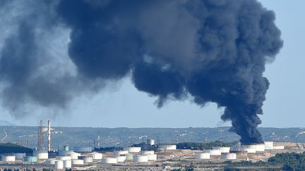 De la fum&eacute;e s'&eacute;chappe de la raffinerie LyondellBasell, mardi 14 juillet 2015, &agrave; Berre-l'Etang (Bouches-du-Rh&ocirc;ne). (BORIS HORVAT / AFP)