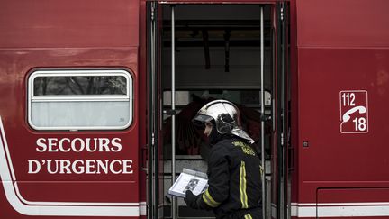 Un pompier durant un exercice à&nbsp;Villeneuve-Saint-Georges (Val-de-Marne), le 29 mars&nbsp;2017. (PHILIPPE LOPEZ / AFP)