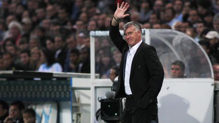 Didier Deschamps salue les supporters marseillais lors d'un match entre l'Olympique de Marseille et l'OGC Nice, le 27 avril 2011 au Stade-V&eacute;lodrome. (KARINE VILLALONGA / SIPA)