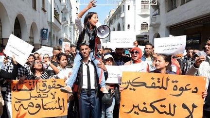 Marocains et Marocaines marchent pour les droits de la femme, ici, le 8 mars 2015 à Rabat (Fadel Senna/AFP)