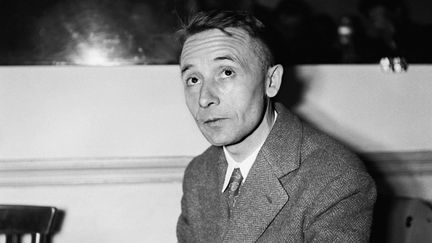 Julien Gracq le 8 décembre 1951 rejette le Prix Goncourt qu'il a obtenu pour son roman "Le Rivage des Syrtes". (ECLAIR MONDIAL/SIPA / SIPA)