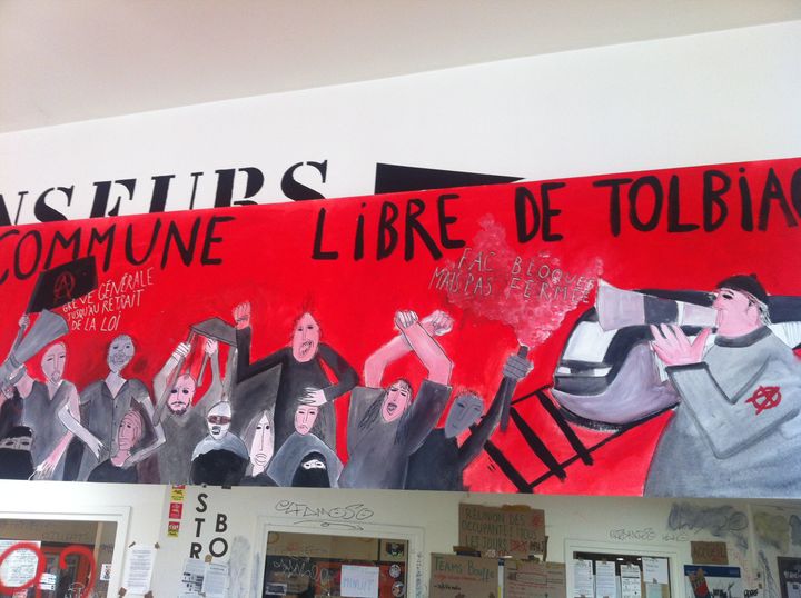 Une banderole de la "Commune libre de Tolbiac" en avril 2018. (CELIA QUILLERET / FRANCEINFO)