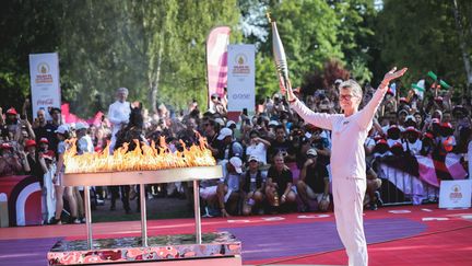 Ambiance à l'arrivée de la flamme olympique à Beauvais (Oise), portée par l'escrimeuse française Sophie Moressee Pichot, le 20 juillet 2024. (CHARLES BURY / MAXPPP)