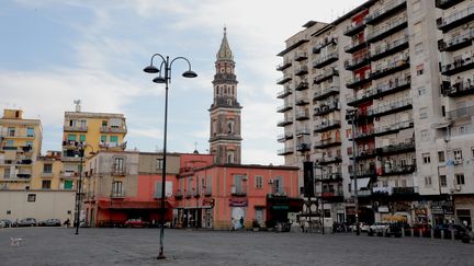 Une place proche du port de Naples (Italie), le 7 février 2024. (VALENTINE PASQUESOONE / FRANCEINFO)