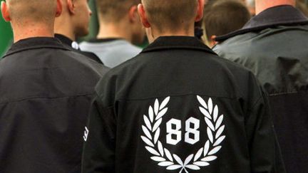 Le "88", pour "Heil Hitler", brod&eacute; sur les v&ecirc;tements est un des signes distinctifs des n&eacute;onazis. (HERIBERT PROEPPER / SIPA )