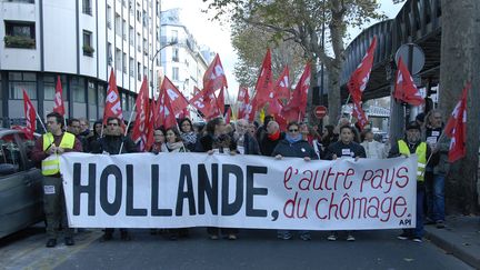 Des manifestants contre la pr&eacute;carit&eacute; et le ch&ocirc;mage rassembl&eacute;s &agrave; l'occasion des Etats g&eacute;n&eacute;raux du Parti socialiste, &agrave; Paris, le 6 d&eacute;cembre 2014. (PATRICE PIERROT / CITIZENSIDE / AFP)