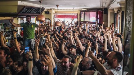 But pour la France, et le public exulte au Carillon, un bar du 10e arrondissement de Paris, meurtri par les attentats du 13 novembre près de trois ans plus tôt. (LUCAS BARIOULET / AFP)