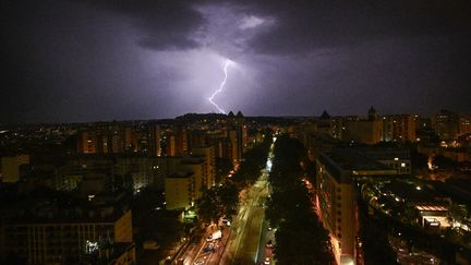 Un orage frappe le quartier de La Défense, à Paris, le 21 juillet 2024. (LOIC VENANCE / AFP)