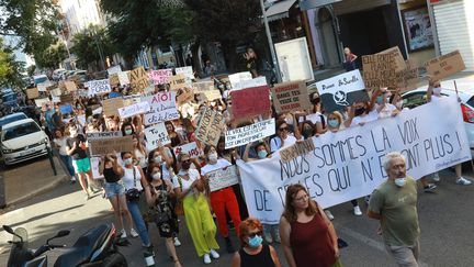 Des manifestantes et manifestants réunis contre les violences sexuelles à Ajaccio (Corse-du-Sud), le 5 juillet 2020, à l'appel du mouvement #IwasCorsica. (MAXPPP)