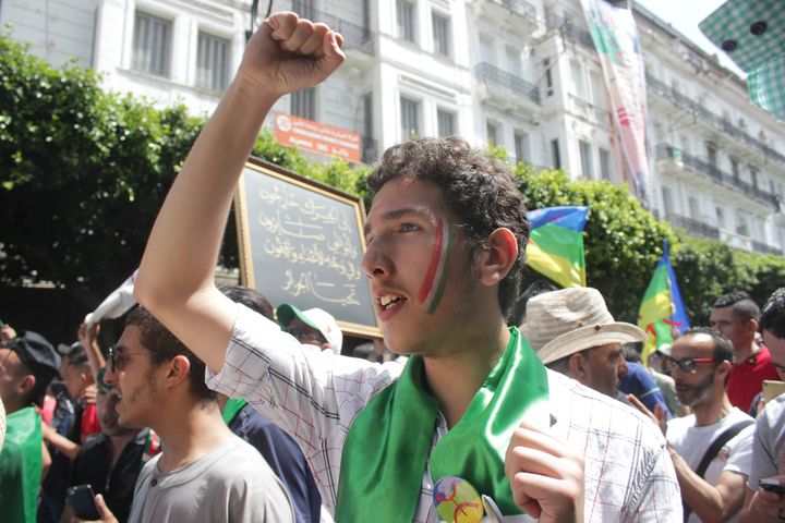 Merouane scande des slogans hostiles au pouvoir, le 21 juin 2019, dans les rues d'Alger. (CLEMENT PARROT / FRANCEINFO)