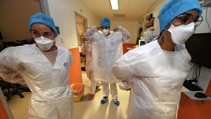 Des travailleurs médicaux lors de la visite du Premier ministre français Jean Castex à l'unité de soins intensifs Covid-19 du Centre hospitalier universitaire de Montpellier, dans le sud de la France, le 5 novembre 2021. (PASCAL GUYOT / AFP)