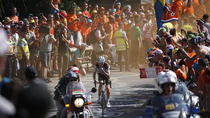 Le coureur cycliste français Romain Bardet&nbsp;monte l'Alpe d'Huez lors du Tour de France de 2018. (SEBASTIEN NOGIER / EPA / MAXPPP)