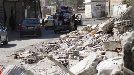 Des habitants quittent leur domicile apr&egrave;s des bombardements &agrave; Damas (Syrie), le 4 ao&ucirc;t 2012.&nbsp; (OMAR AL KHANI / REUTERS    )