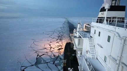 Le 15 Novembre 2012, quelque part dans l'Arctique... un super tanker russe capable de transporter du gaz naturel liquéfié à travers les glaces. (AFP PHOTO / GAZPROM)