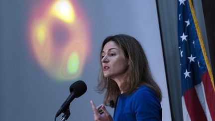 La professeure d'astronomie et de physique Feryal Özel prend la parole lors d'une conférence de presse pour annoncer la première image de Sagittarius A, à Washington, le 12 mai 2022. (JOSE LUIS MAGANA / AFP)