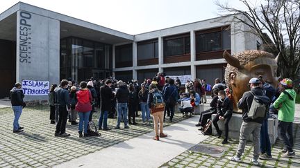 Le 9 mars 2021 à Sciences Po Grenoble, à Saint-Martin d'Heres, des étudiants manifestent contre l'islamophobie. (PHILIPPE DESMAZES / AFP)