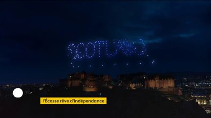 Dans le ciel d'Edimbourg (Ecosse) le soir du&nbsp;31 décembre 2020 (FRANCEINFO)