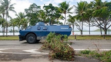 Un véhicule blindé de la gendarmerie à Nouméa, en Nouvelle-Calédonie, le 15 mai 2024. (DELPHINE MAYEUR / AFP)