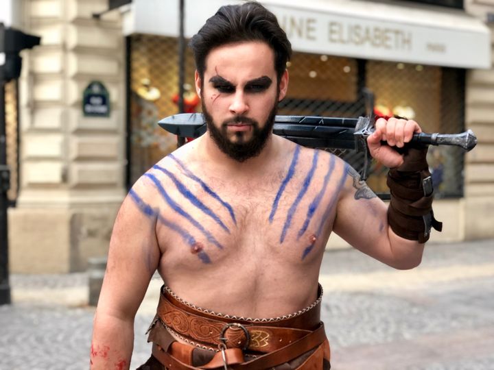 Un presque authentique Kal Drogo,&nbsp;le fils de Bharbo, ancien&nbsp;Khal&nbsp;du peuple dothraki. (MATTHIEU MONDOLONI / FRANCEINFO)