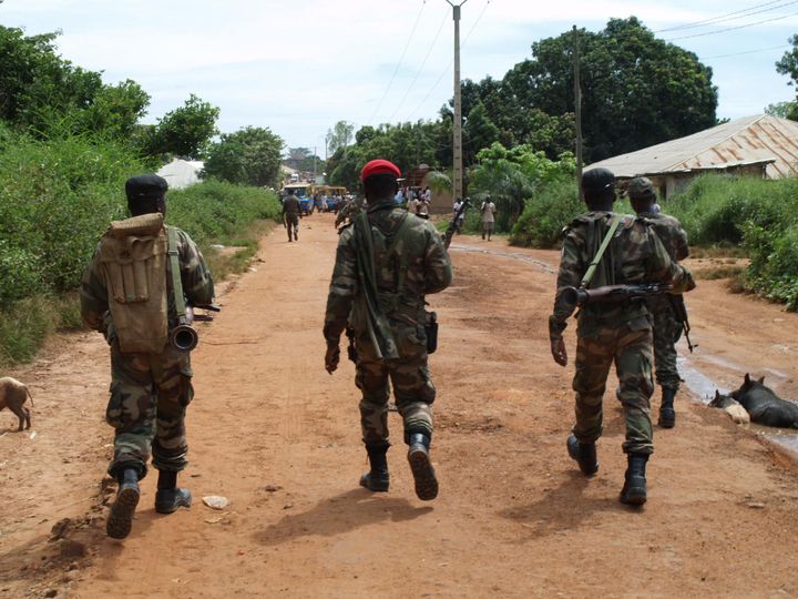 Militaires de Guinée Bissau dans les rues de la capitale Bissau le 21 octobre 2012 (STR / AFP)