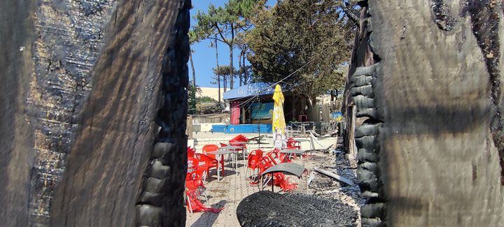 Le camping des Flots bleus détruit par les flammes près de la dune du Pilat (Gironde), le 21 juillet 2022.
 (NICOLAS MATHIAS / RADIO FRANCE)