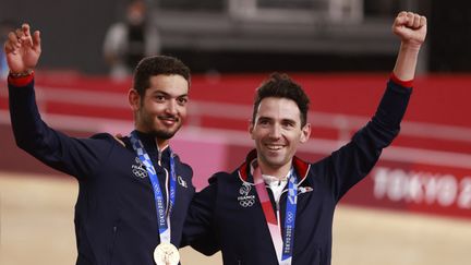 Donavan Grondin (à gauche) et Benjamin Thomas, médaillés de bronze de la course à l'américaine des Jeux de Tokyo.&nbsp; (ODD ANDERSEN / AFP)