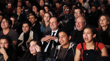 Fran&ccedil;ois Hollande assiste &agrave; un match d'improvisation th&eacute;&acirc;tre aux c&ocirc;t&eacute;s de Jamel Debbouze &agrave; Trappes (Yvelines), le 7 f&eacute;vrier 2014. (THOMAS RAFFOUX / AFP)