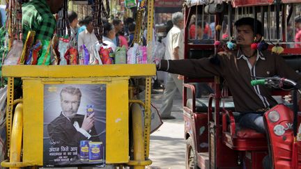 Une publicité pour le produit Pan Bahar, avec l'acteur Pierce Brosnan, affichée à Old Delhi (Inde), le 11 mars 2018. (NASIR KACHROO / NURPHOTO / AFP)