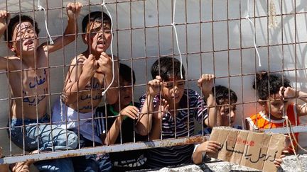 Le 17 juin 2011, des enfants syriens ont écrit sur leurs corps et sur des pancartes « A bas Bachar », « Bachar, va-t-en » ou encore « Les enfants du paradis ».

Dans la journée, l'ambassadrice de bonne volonté du HCR, Angelina Jolie, se rendait dans le camp.

Près de 8 500 refugiés, dont plus de la moitié sont des enfants, sont accueillis dans les camps de la province de Hatay, au Sud du pays.

Les enfants y bénéficient d'un soutien psychologique. (REUTERS/Umit Bektas )