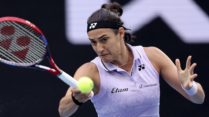 La Française Caroline Garcia lors de son deuxième tour à l'Open d'Australie, le 19 janvier 2023. (MARTIN KEEP / AFP)