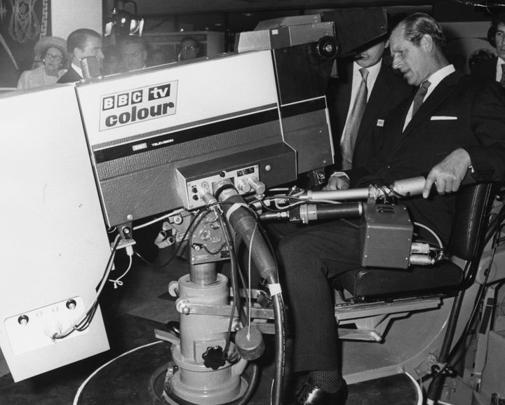 Le prince Philip manipule une caméra de télévision à l'occasion d'une exposition pour le 50e anniversaire de la BBC à Mullard House, le 1er novembre 1972, à Londres. (WESLEY / HULTON ROYALS COLLECTION / GETTY IMAGES)