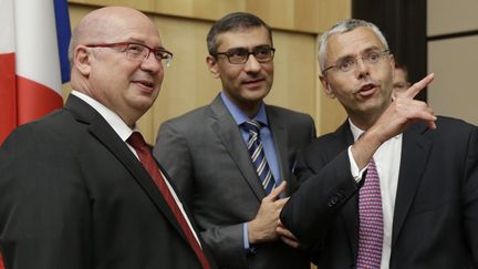 Michel Combes (&agrave; droite), alors pr&eacute;sident d'Alcatel-Lucent, avant son audition par des d&eacute;put&eacute;s sur la fusion de l'entreprise avec Nokia&nbsp;le 16 juin 2015.&nbsp; (KENZO TRIBOUILLARD / AFP)