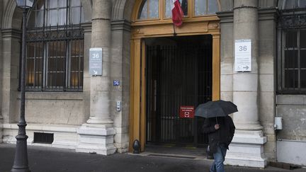 Devant l'entr&eacute;e du 36 Quai des Orf&egrave;vres &agrave; Paris, le 25 avril 2014. (JOEL SAGET / AFP)