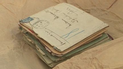 Des&nbsp;lettres de la Seconde Guerre mondiale retrouvées dans un coffre-fort.&nbsp; (CAPTURE ECRAN FRANCE 2)