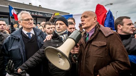 Le général Piquemal avec le mégaphone à la main lors d'une manifestation anti-migrants à Calais (Pas-de-Calais), le 6 février 2016. (PHILIPPE HUGUEN / AFP)