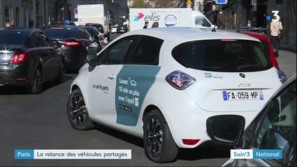 Une voiture en location partagée dans Paris (France 3)