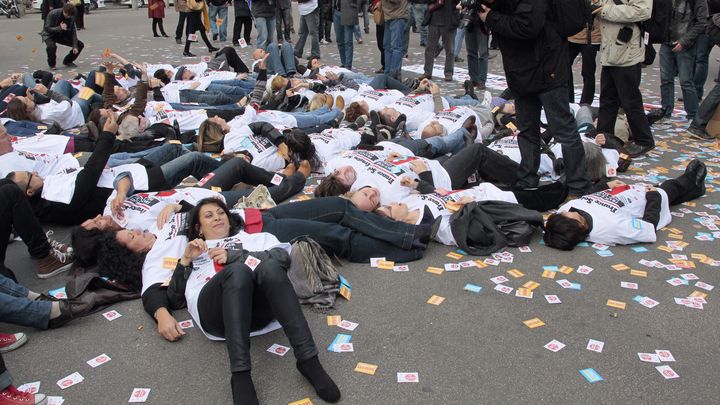 Des employés et journalistes de "France-Soir" manifestent à l'appel des syndicats, le 10 novembre 2011 à Paris. (JACQUES DEMARTHON / AFP)