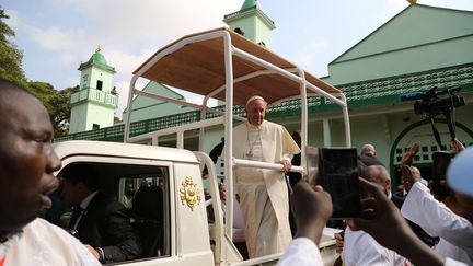 Accueilli par des centaines de personnes, dont nombre de déplacés par les violences, le pape Francois s'est rendu dans le lieu de culte musulman situé dans l'enclave du PK-5. Un quartier à haut risque, habituellement harcelé par les miliciens chrétiens anti-balakas où se sont réfugiés les derniers musulmans de la capitale centrafricaine. En présence de délégations catholiques et protestantes, le pape a réaffirmé que chrétiens et musulmans «sont des frères» et qu'ils doivent dire «non à la vengeance, à la violence et à la haine». «C'est une une victoire pour le pape et la République centrafricaine contre les oiseaux de mauvais augure», a commenté le pasteur pentecotiste Jean Paul Sangagaui, qui craignait des violences pendant le séjour de François à Bangui. L'enceinte de la mosquée était toutefois placée sous haute surveillance par la force onusienne de la Minusca, qui avait posté des casques bleus jusque sur les minarets. Aux abords du quartier et aux entrées des ruelles en terre rouge, des groupes d'autodéfense armés montaient également la garde par crainte d'éventuelles actions d'anti-balaka. ( Herve Serefio / Anadolu Agency/AFP)