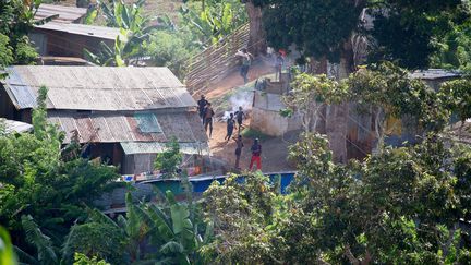 Des villageois lors d'une descente de police à&nbsp; Vahibe, près de Mamoudzou sur l'île de Mayotte,&nbsp;&nbsp;le 28 novembre 2022. (GREGOIRE MEROT / AFP)