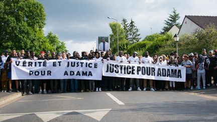 Une marche blanche en mémoire d'Adama Traoré défile dans les rues de Beaumont-sur-Oise (Val-d'Oise), le 21 juillet 2016. (LUCAS ARLAND / CITIZENSIDE / AFP)